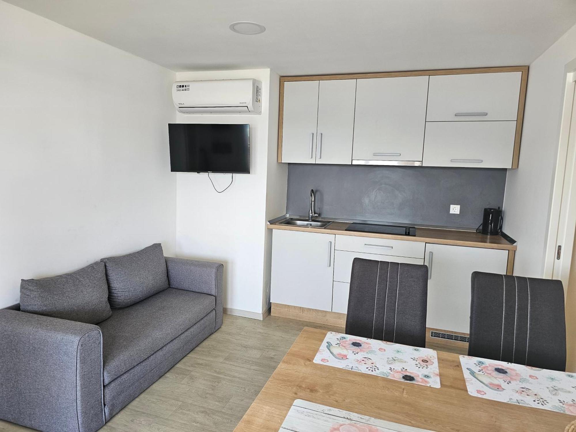 Mobile Home Tina Тисно Екстериор снимка
